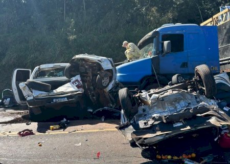 Acidente entre carreta, caminhão e quatro carros deixa 4 mortos.