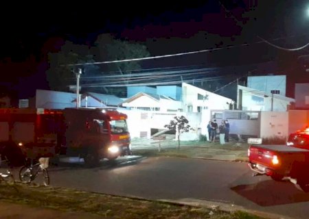 Mulher é resgatada de casa em chamas após ser espancada pelo marido .