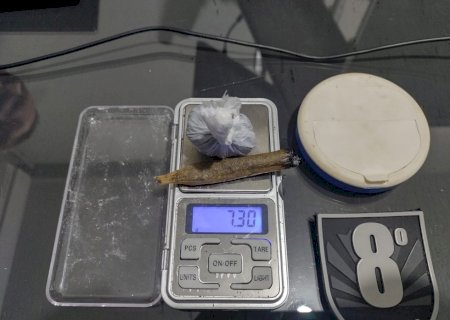 Polícia Militar de Batayporã conduz duas pessoas para a delegacia portando drogas