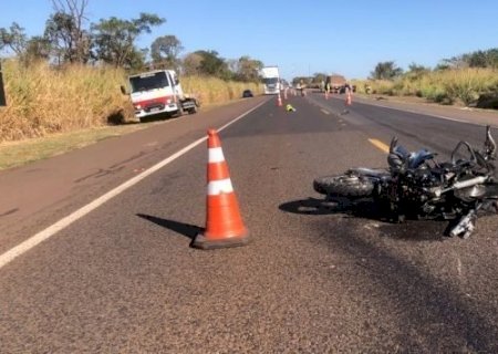 Motociclista morre ao colidir de frente com carreta e ser arrastado na BR-163