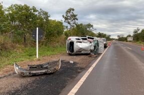 Capotamento na BR-262 mata motorista e deixa criança em estado grave.