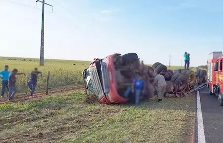 Carreta com carga de detergente fica destruída após tombar em rodovia .