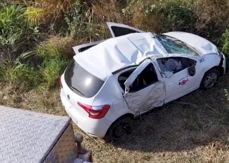 Angélica - Veiculo da Secretaria de Saúde é fechado por carreta,  capota e mata uma idosa.