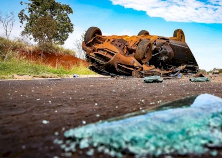 Motorista capota carro em tentativa de ultrapassagem na BR-262