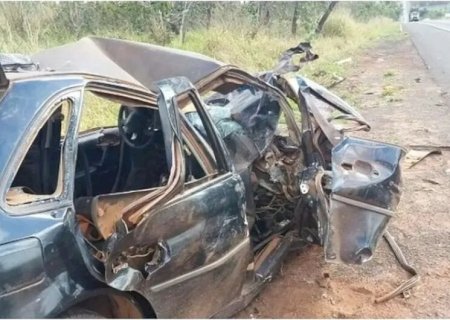 Motorista e passageira ficam presos às ferragens após acidente na BR-262.