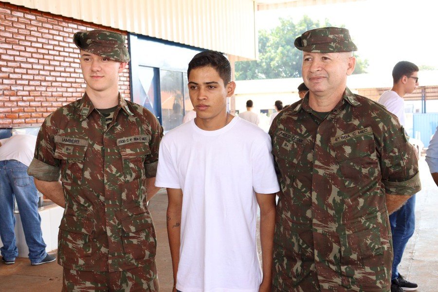 Jovens prestam juramento á bandeira e recebem CDI