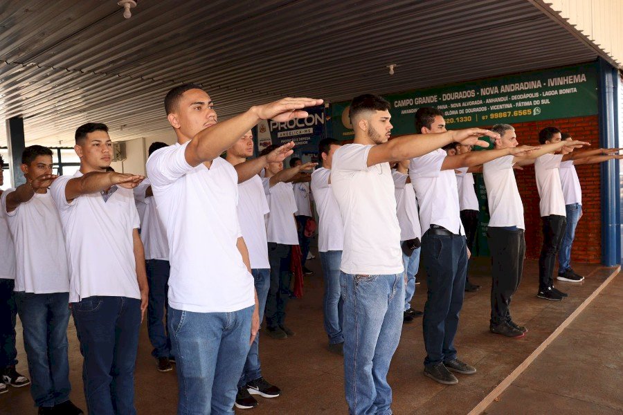 Jovens prestam juramento á bandeira e recebem CDI
