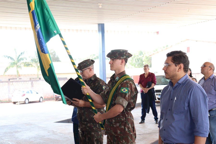 Jovens prestam juramento á bandeira e recebem CDI