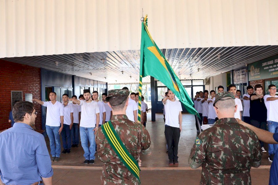 Jovens prestam juramento á bandeira e recebem CDI