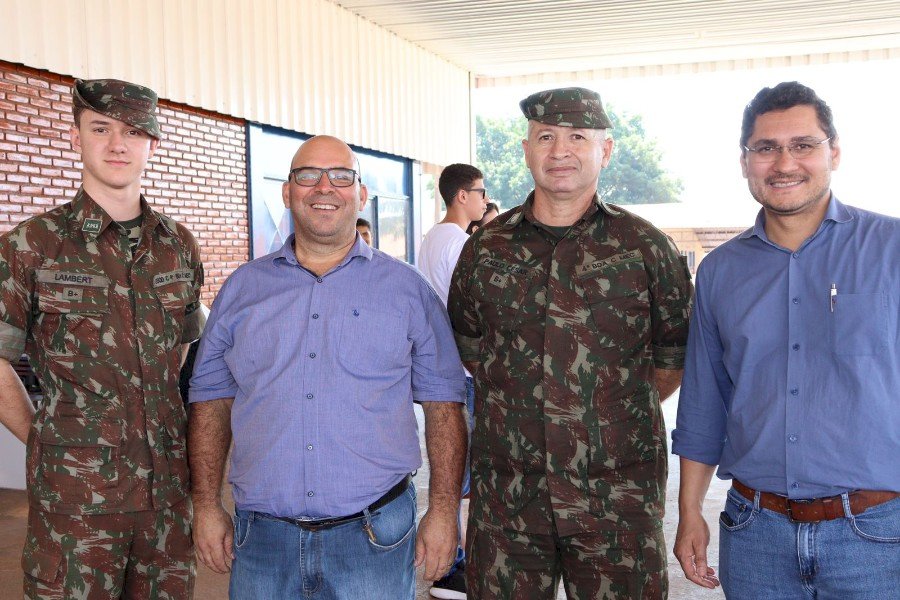 Jovens prestam juramento á bandeira e recebem CDI
