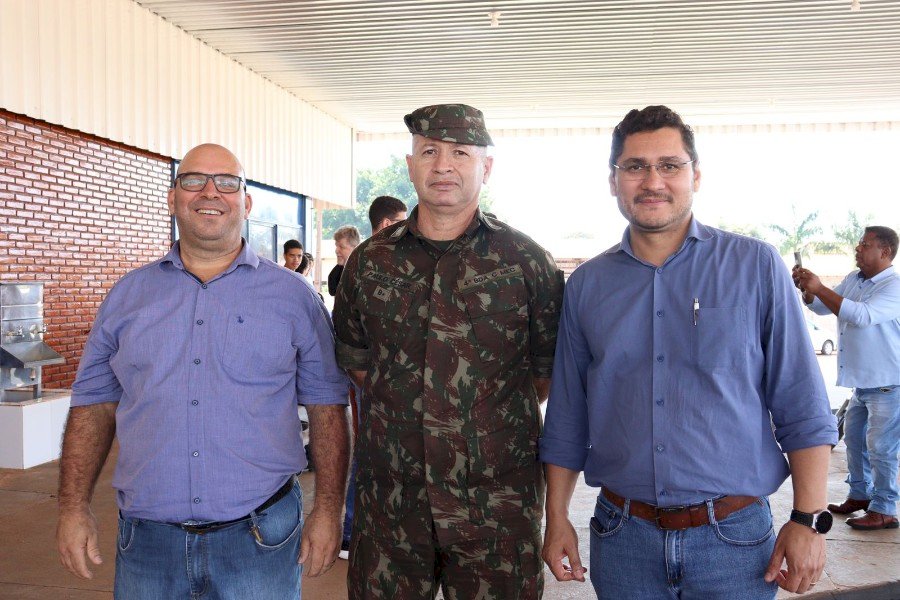 Jovens prestam juramento á bandeira e recebem CDI