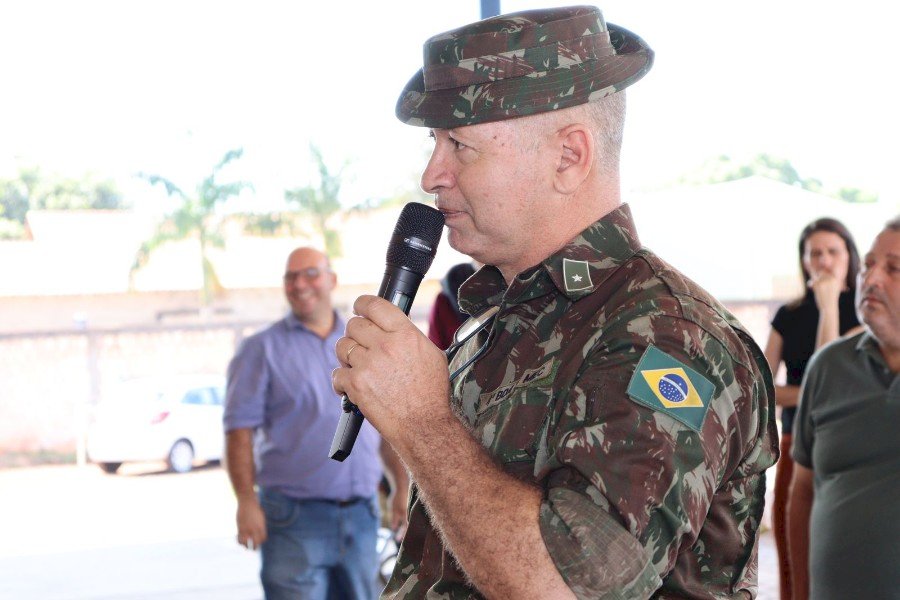 Jovens prestam juramento á bandeira e recebem CDI