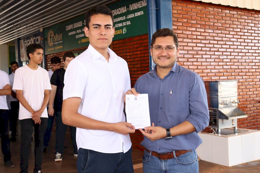 Jovens prestam juramento á bandeira e recebem CDI