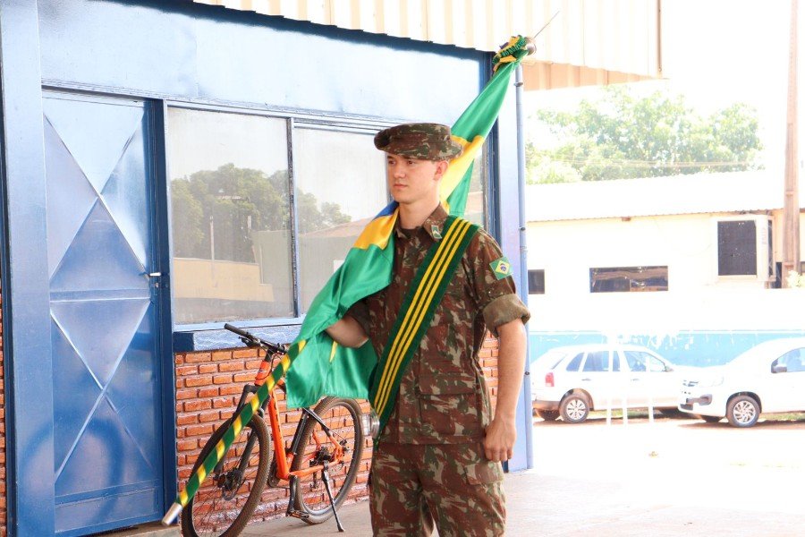 Jovens prestam juramento á bandeira e recebem CDI