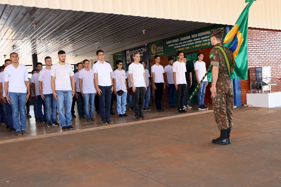 Jovens prestam juramento á bandeira e recebem CDI