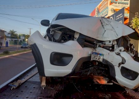 Angélica - Motorista perde controle de veiculo e colide contra arvore.