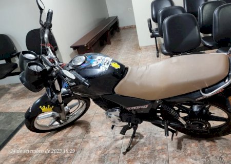 Polícia Militar conduz dois homens para a delegacia pela prática de direção perigosa, desacato e desobediência em Nova Andradina.