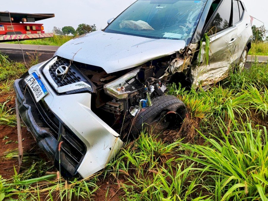 Colisão frontal entre veículos é registrada na BR-267