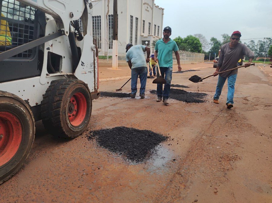 Angélica - Prefeitura realiza a operação tapa buracos para dar início ao recapeamento das ruas e avenidas.