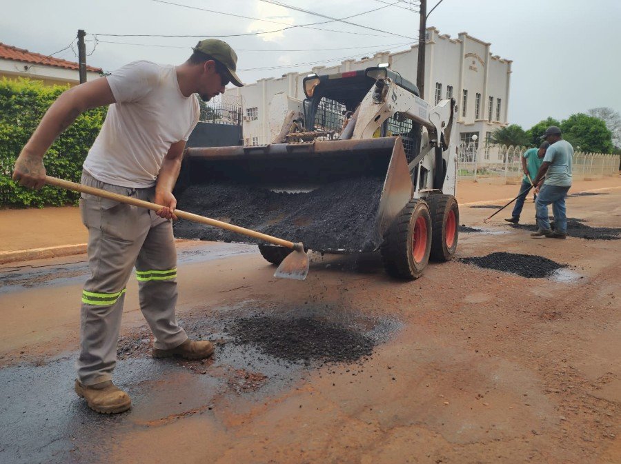 Angélica - Prefeitura realiza a operação tapa buracos para dar início ao recapeamento das ruas e avenidas.