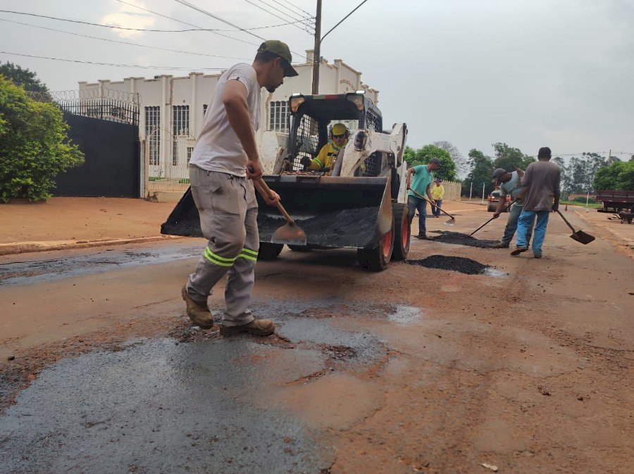 Angélica - Prefeitura realiza a operação tapa buracos para dar início ao recapeamento das ruas e avenidas.
