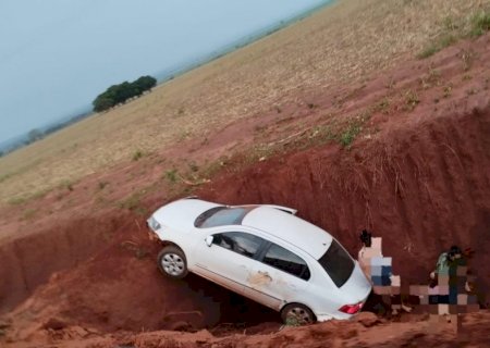Angélica - Motorista perde controle da direção de veículo saiu da pista e para em uma vala na MS 141.