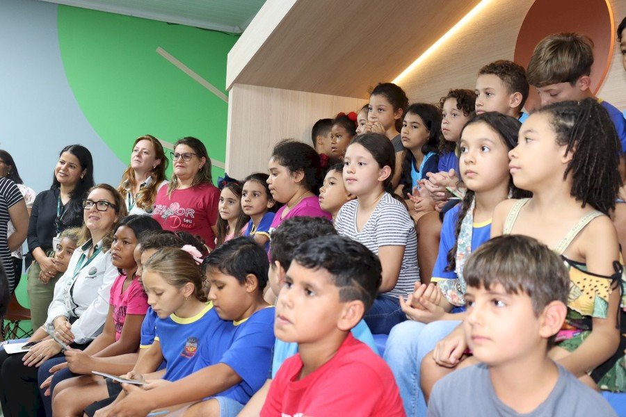 Angélica ganha Biblioteca Contos e Encantos