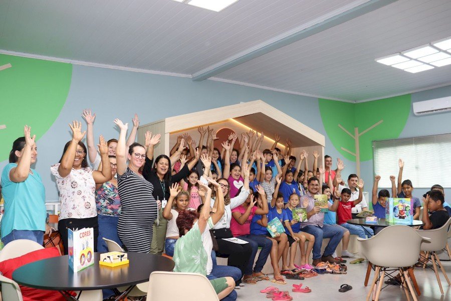 Angélica ganha Biblioteca Contos e Encantos