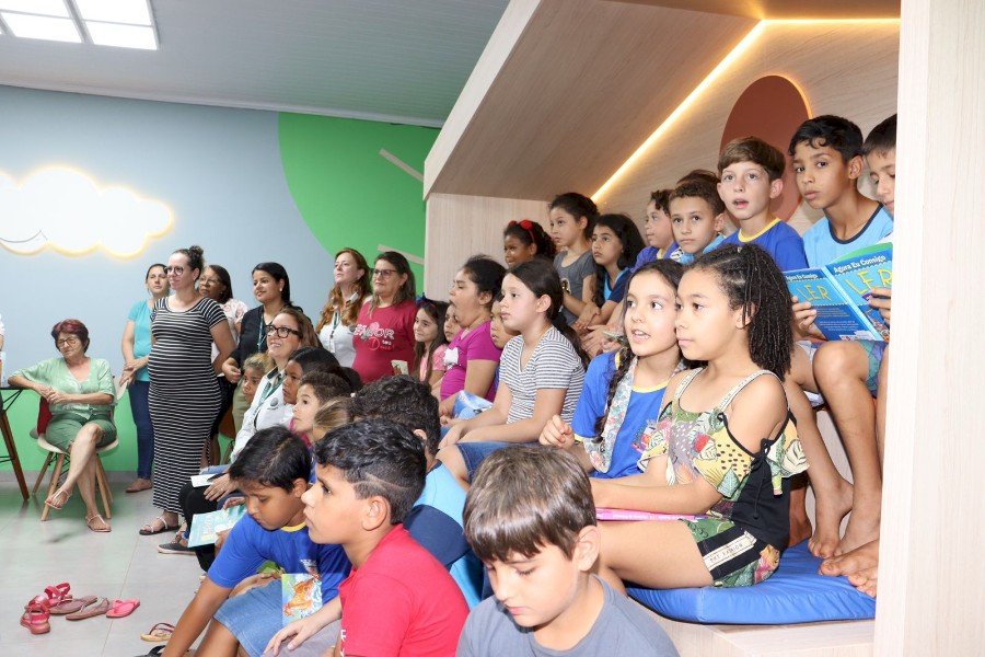 Angélica ganha Biblioteca Contos e Encantos
