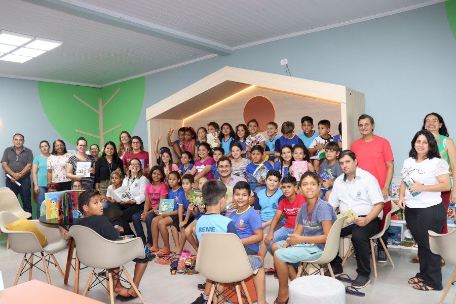 Angélica ganha Biblioteca Contos e Encantos