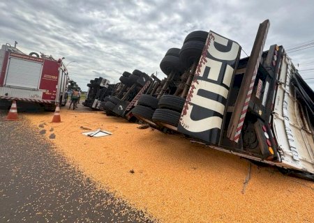 Carreta que transportava cerca de 30 toneladas de milho tomba em rotatória de Nova Andradina