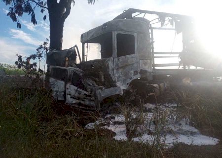 Acidente entre caminhonete e carreta deixa três mortes na BR - 267 na região de Nova Casa Verde em Nova Andradina