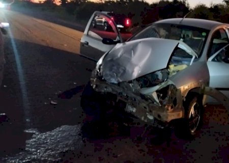 Deodápolis - Motorista de carreta provoca colisão frontal entre dois veículos na BR - 376 e foge do local do acidente