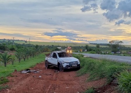 Nova Andradina - Motorista perde controle da direção capota veículo na BR 376