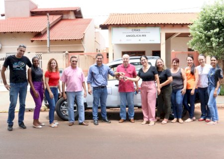 Angélica - Prefeito realiza entrega de veículo 0km para Assistência Social