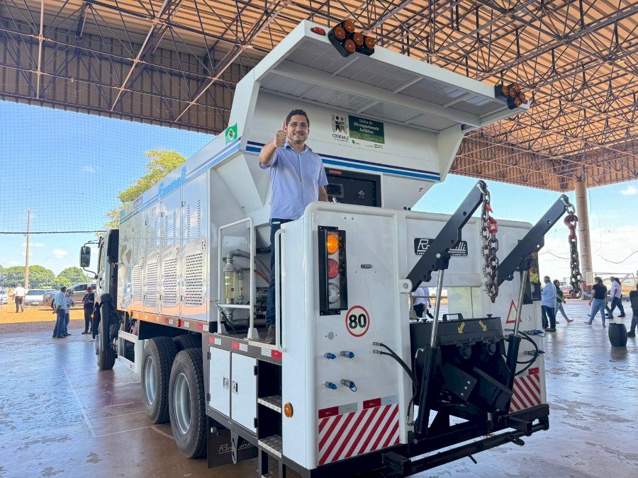 Prefeito Edinho Cassuci participa de entrega de equipamentos para micropavimentação do CODEVALE