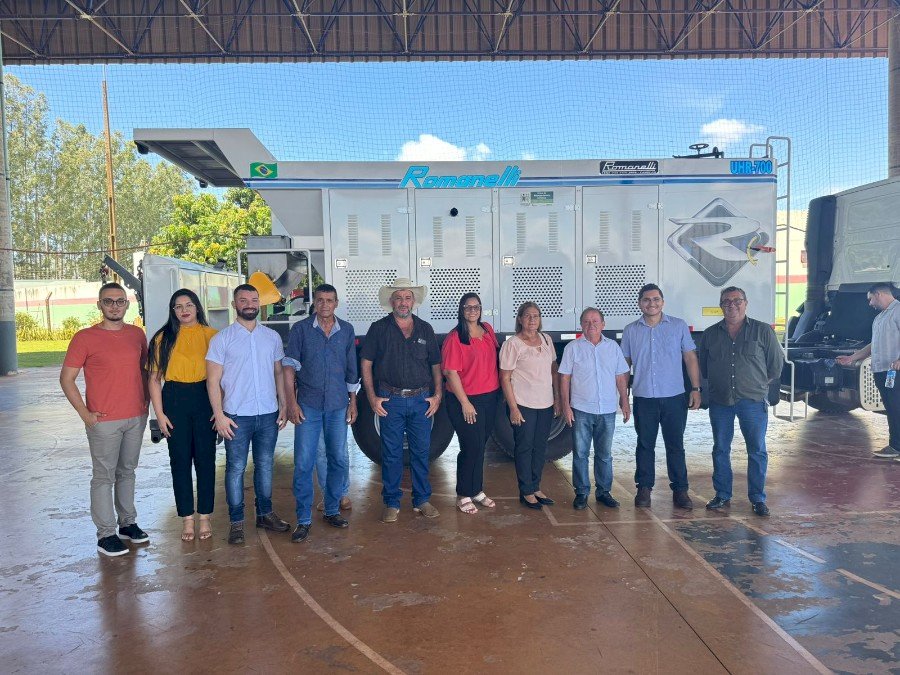 Prefeito Edinho Cassuci participa de entrega de equipamentos para micropavimentação do CODEVALE