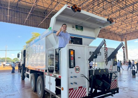 Prefeito Edinho Cassuci participa de entrega de equipamentos para micropavimentação do CODEVALE