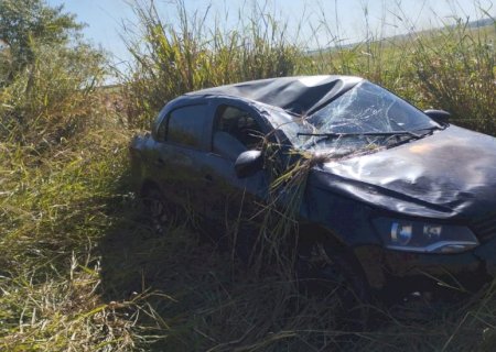 Deodápolis - Motorista perde controle da direção e capota veículo na BR 376 entre Deodápolis e Ivinhema