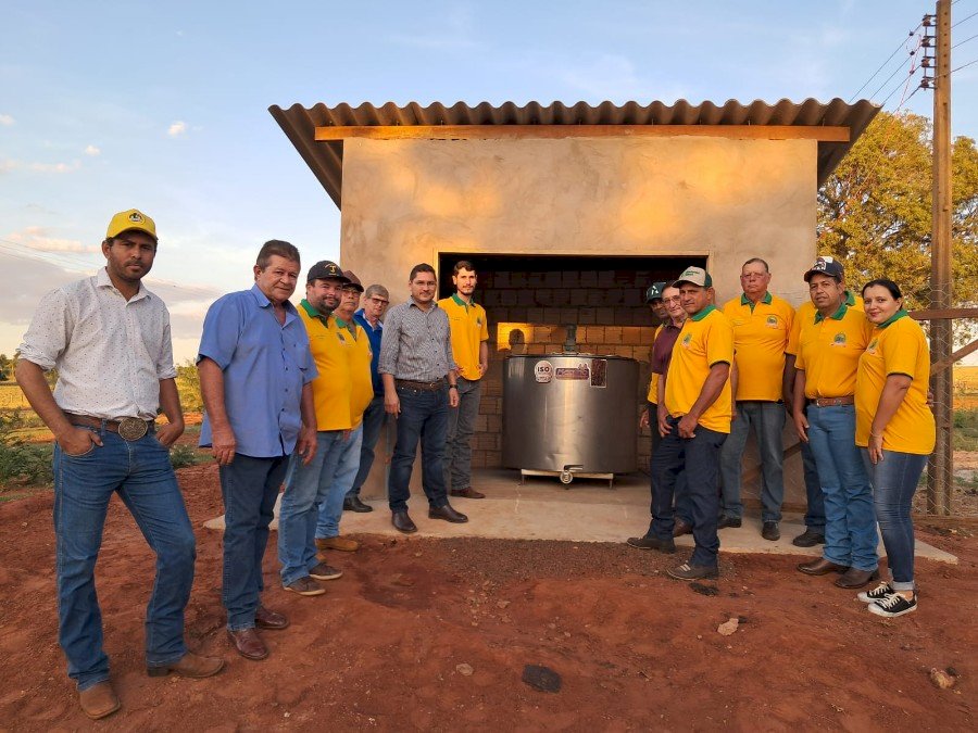 Prefeitura Municipal de Angélica realiza entrega de resfriador de leite para Associação