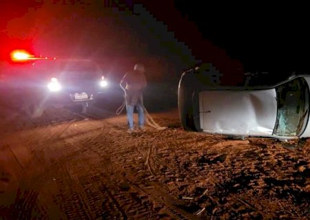 Durante fuga, condutor de Gol perde controle da direção e carro carregado com cigarros capota na MS-473 em Nova Andradina