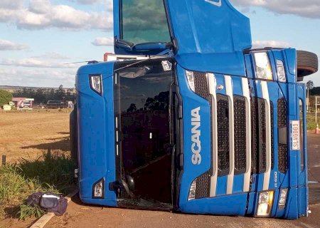 Carreta tomba após condutor perder controle de direção em curva na região de Nova Casa Verde