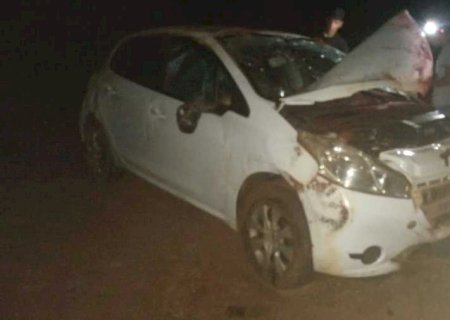 Carro capota nas proximidades de cemitério em Nova Andradina
