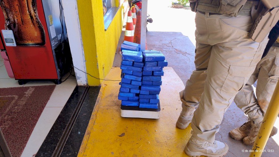 Angélica -PRF aprende 390kg de maconha na MS -141 e prende traficante
