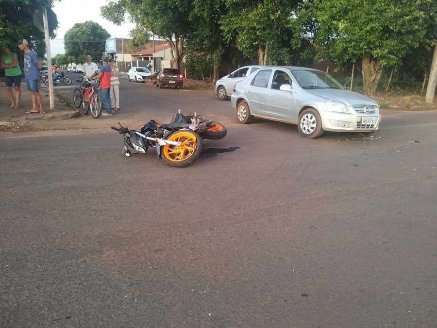 Motociclista é socorrido pelo Corpo de Bombeiros após colisão com carro em cruzamento de Nova Andradina