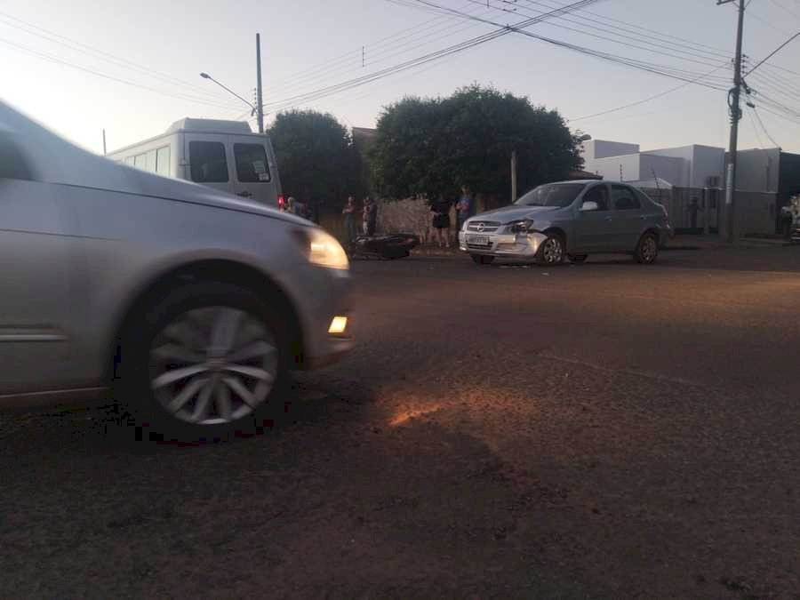 Motociclista é socorrido pelo Corpo de Bombeiros após colisão com carro em cruzamento de Nova Andradina