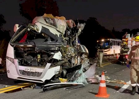 Acidente entre carreta e dois ônibus na BR-153 deixa cinco mortos, diz PRF