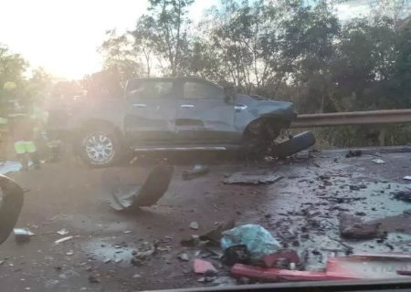 Colisão entre caminhonete e carreta mata uma pessoa na BR-163
