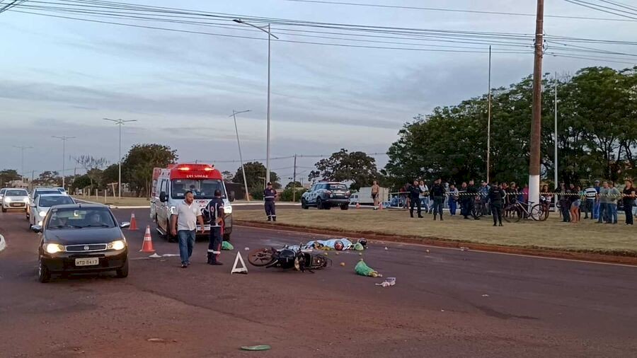Mulher morre após colisão entre moto e caminhonete