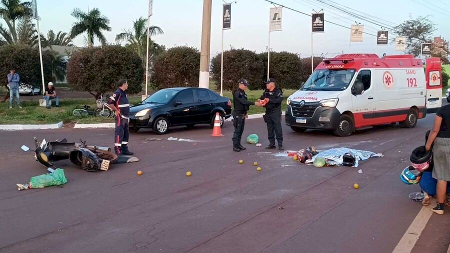 Mulher morre após colisão entre moto e caminhonete